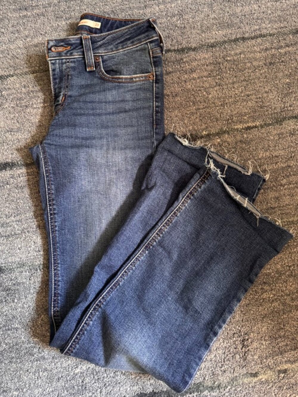 Super Low Bootcut Levi's Jeans Raw Hem - Size 23